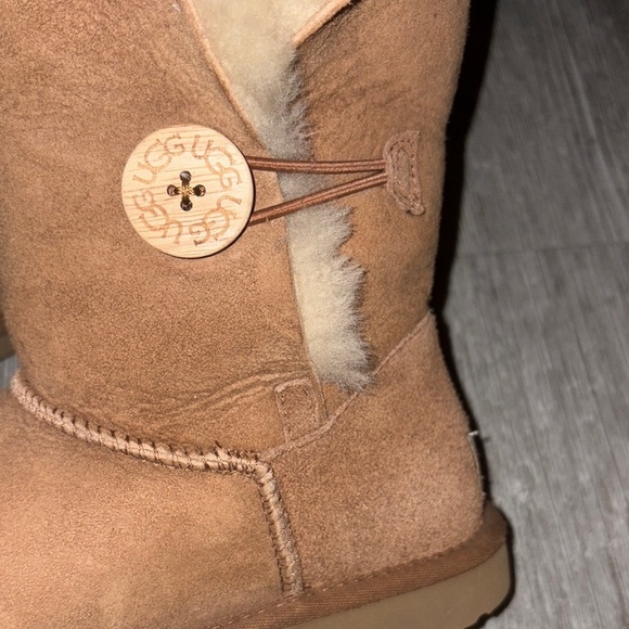UGG Bailey buckle ankle boots tan suede w Cream sheepskin wool lining - Picture 3 of 12
